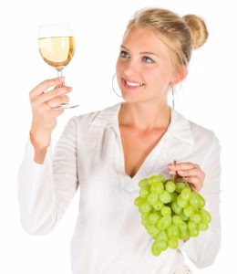mujer y uvas
